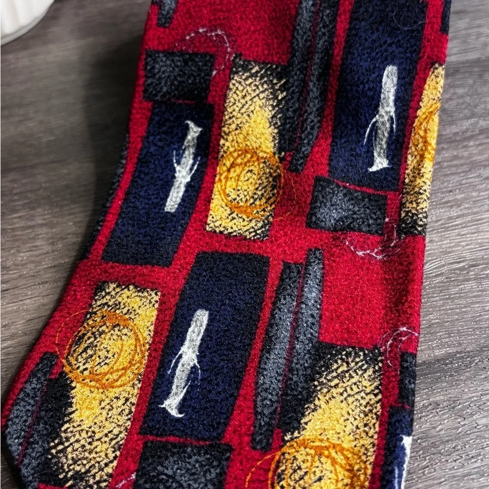 Stylish Red and Black Patterned Tie